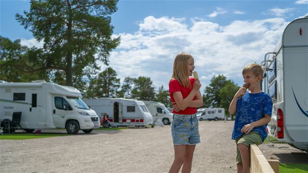  &copy; Söderhamns kommun, Barn vid husbilen på Stenö camping 