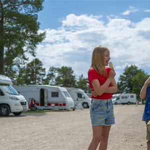  © Söderhamns kommun, Barn vid husbilen på Stenö camping