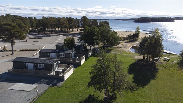  &copy; Söderhamns kommun, Drönarbild över Stenö havsbad och camping 