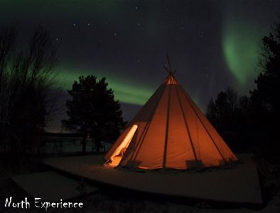 Lavvoen under nordlyset