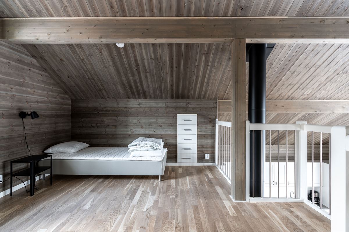 Loft med säng.