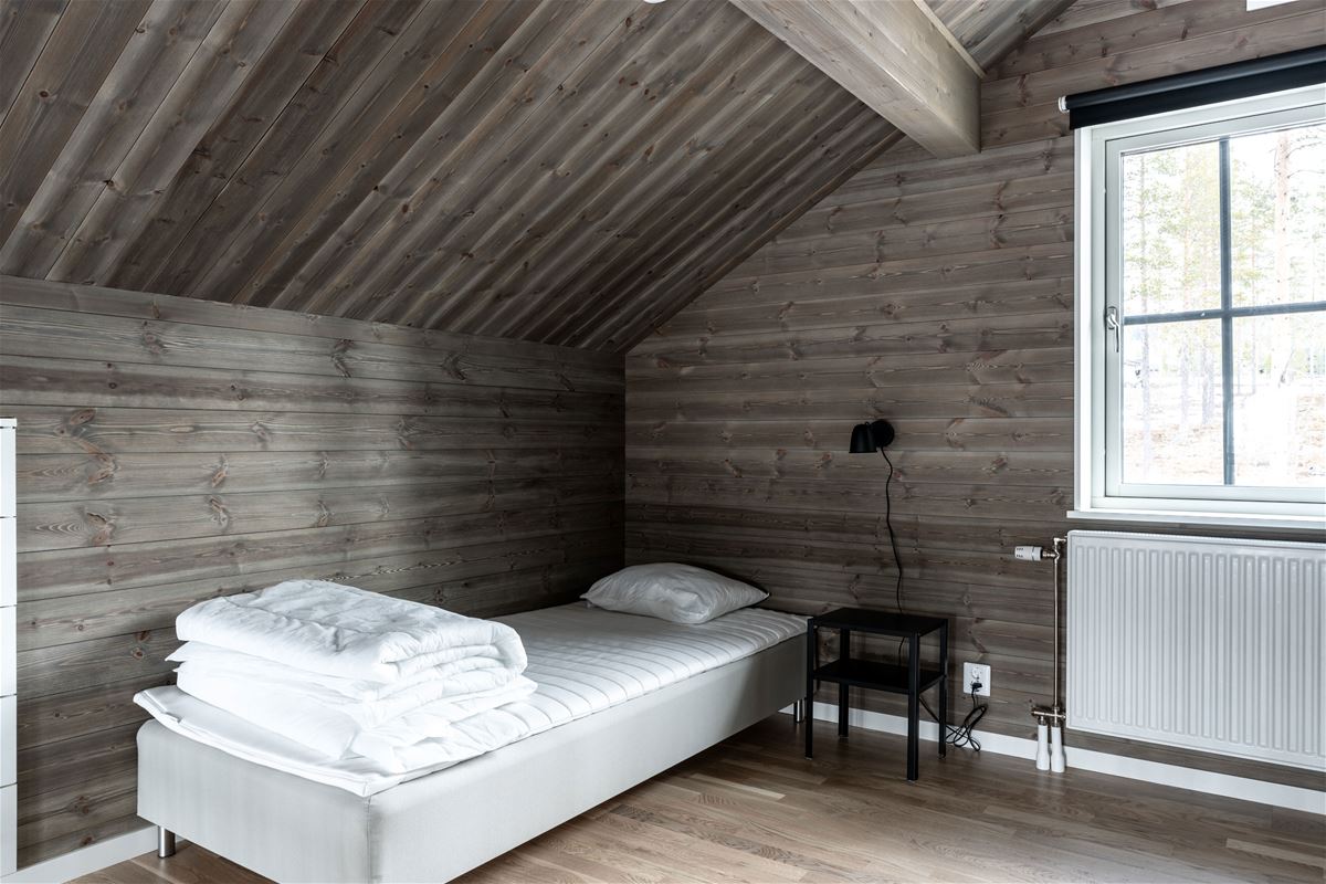 Loft med säng.
