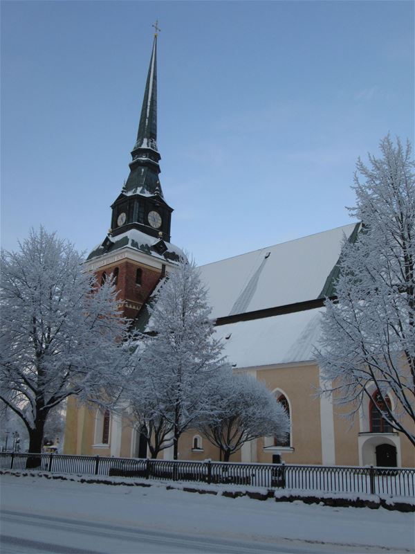 Mora kyrka i vinterskrud.