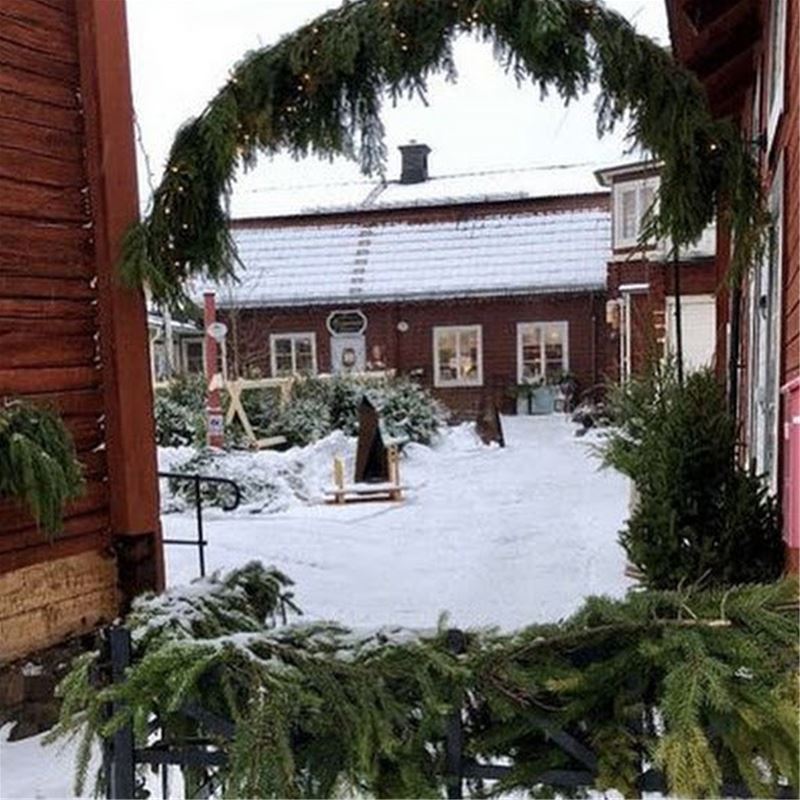 Granriskrans som ramar in gården.