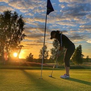 Golfspelare i solnedgång. 