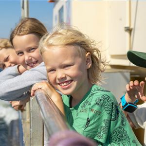  © Söderhamns kommun, Barn på väg ut till ön Enskär med båt