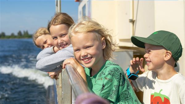  &copy; Söderhamns kommun, Barn på väg ut till ön Enskär med båt 