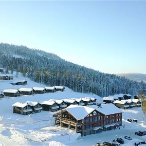 Hus vid alpin skidanläggning.