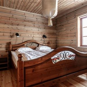 Ett sovrum med en stor bäddad dubbelsäng. 