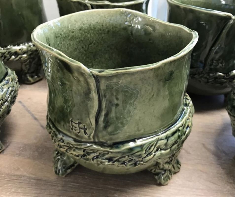 En grön keramikskål.