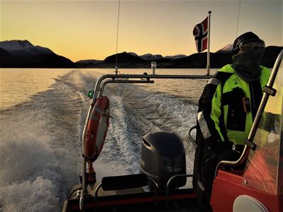 Båt i høy fart på havet