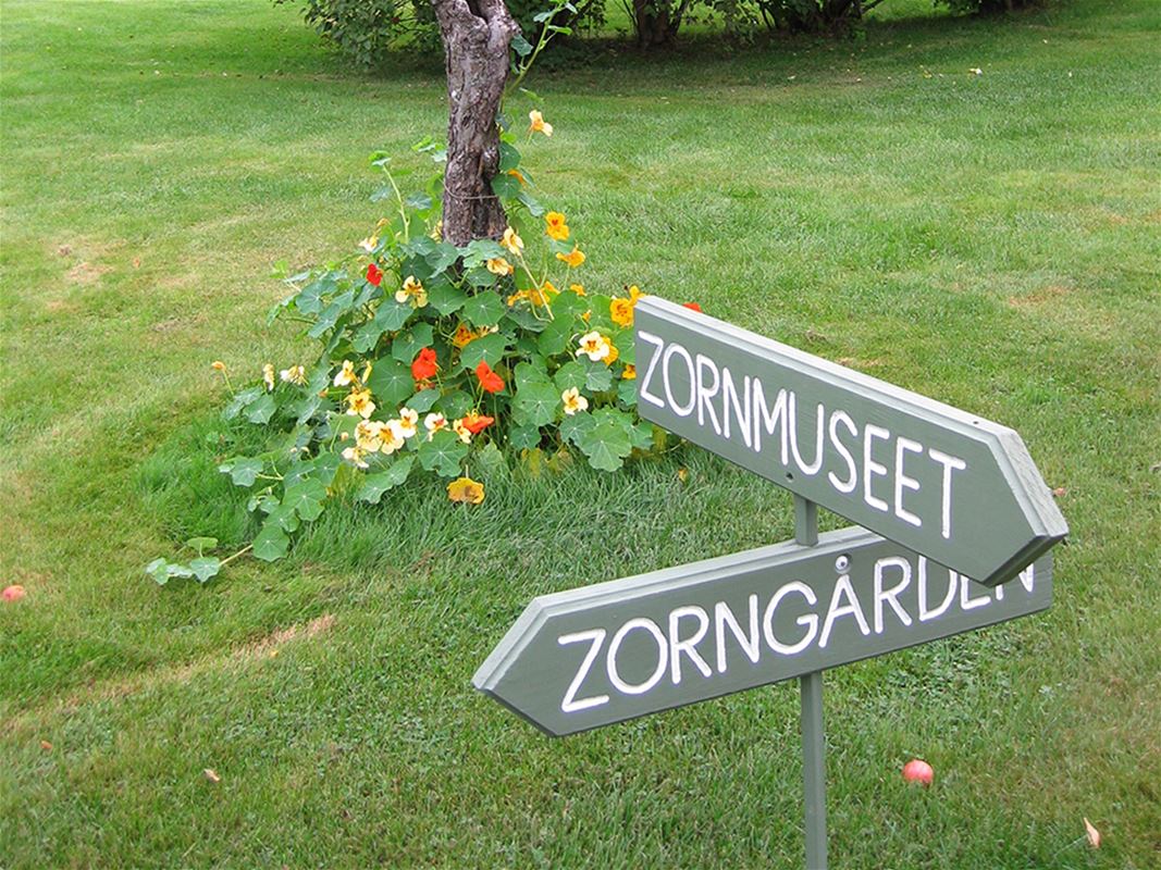 Signs showing the Zornmuseum and the Zorn garden.