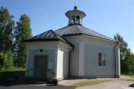 St Anna chapel built in white painted wood.