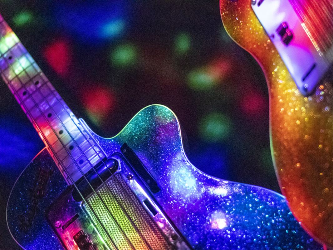 Närbild av färgglada gitarrer.