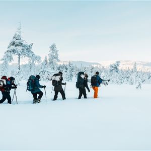 Flera personer som promenerar i snö.
