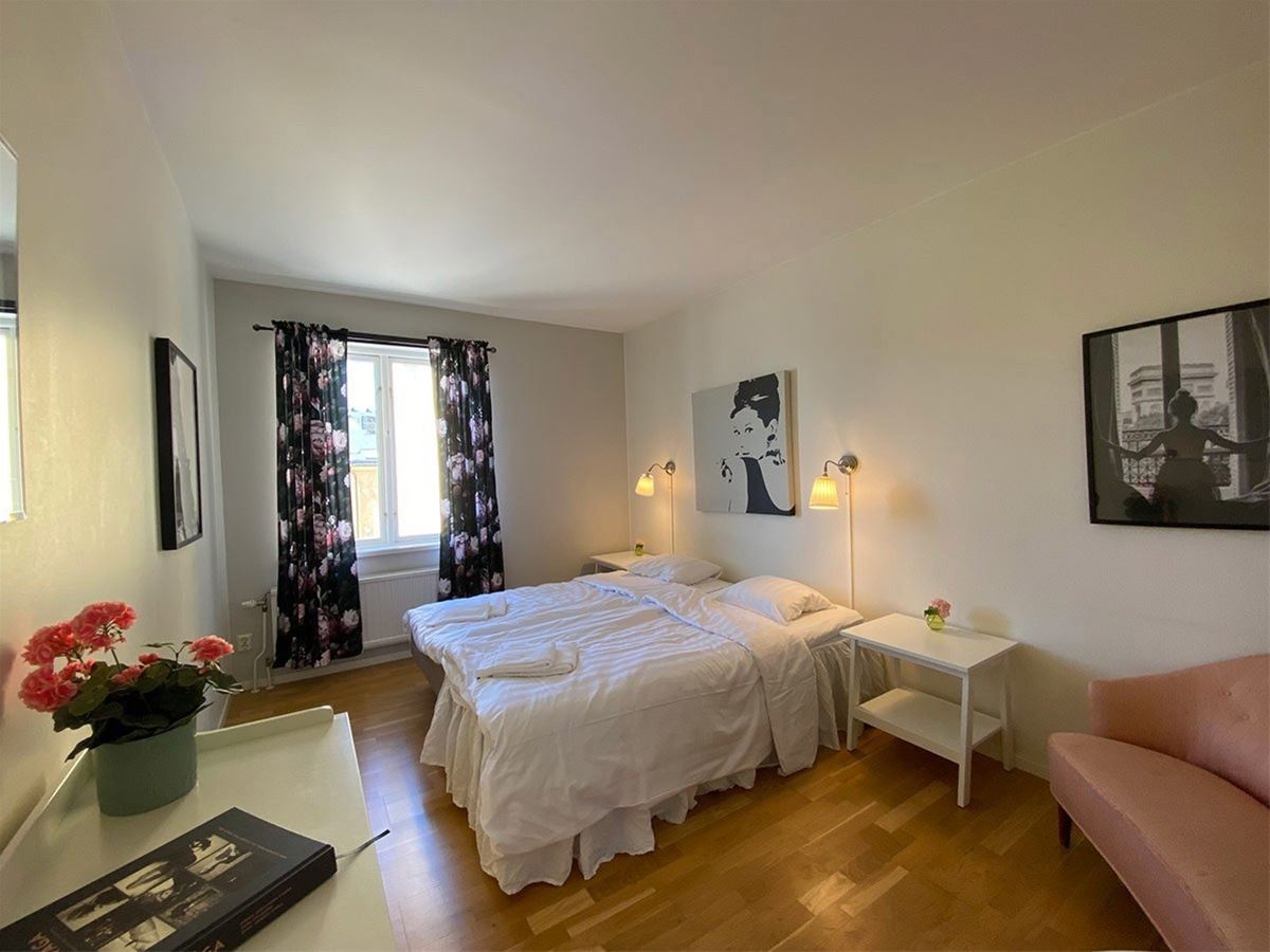 Double Room - Shared Bathroom image 1