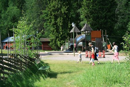 Lekpark, barn och vuxna, liten rutschkana.