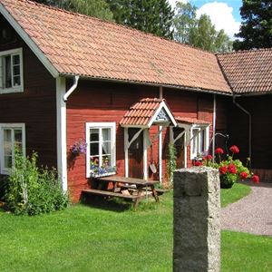 Rönnegård,  © Rönnegård, Red cottage with a table and benches in front of it.