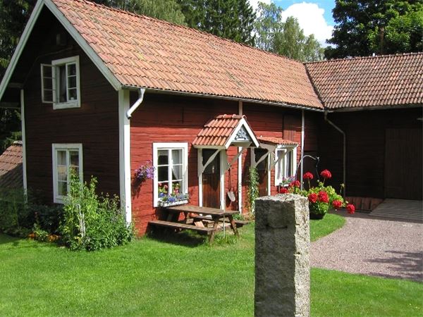 Rönnegård,  &copy; Rönnegård, Red cottage with a table and benches in front of it. 