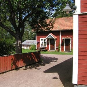 Rönnegård,  © Rönnegård, The courtyard in front of the cottage.