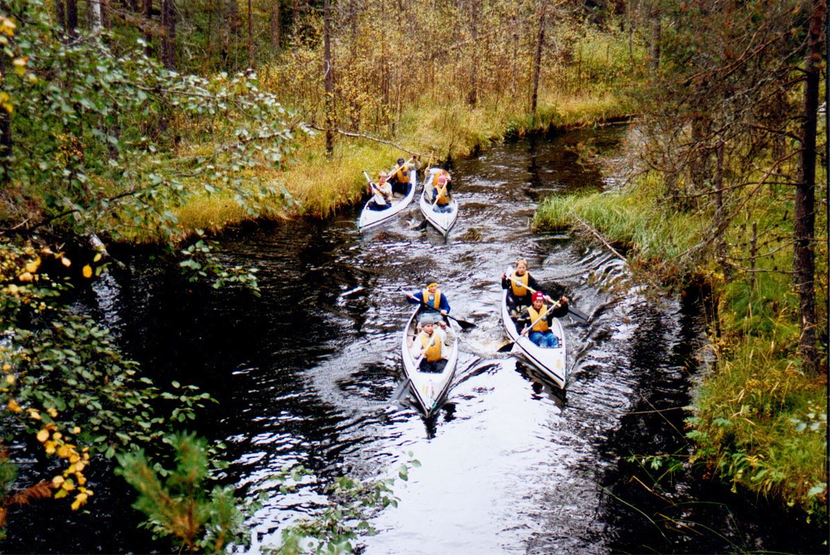 Litet sällskap som paddlar kanot.