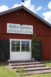 Dörrar in till gårdskrogen.