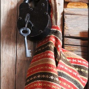 Detalj på gammal nyckel med vävd handduk som nyckelring. 