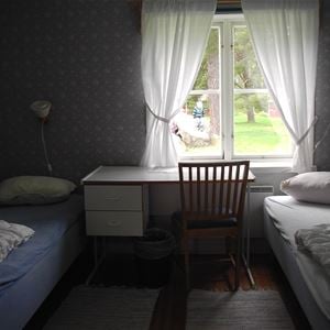 Rum med två sängar.