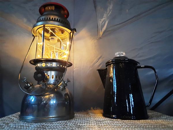 Lampa och kaffekanna.  