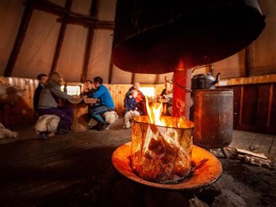 Hygge i lavvo med bål