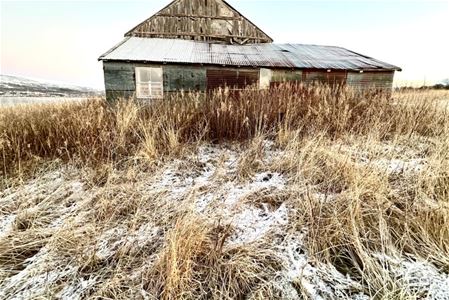 An old hous by the coast in the Tromso region