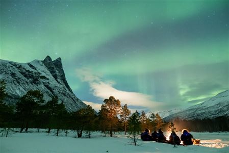 Bål under nordlyset