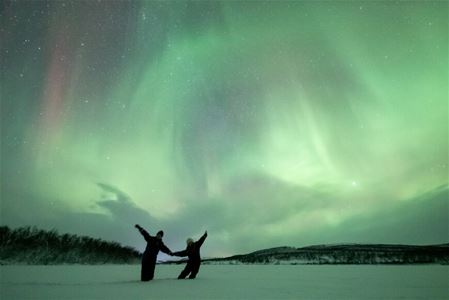To gjester sposerer under nordlyset