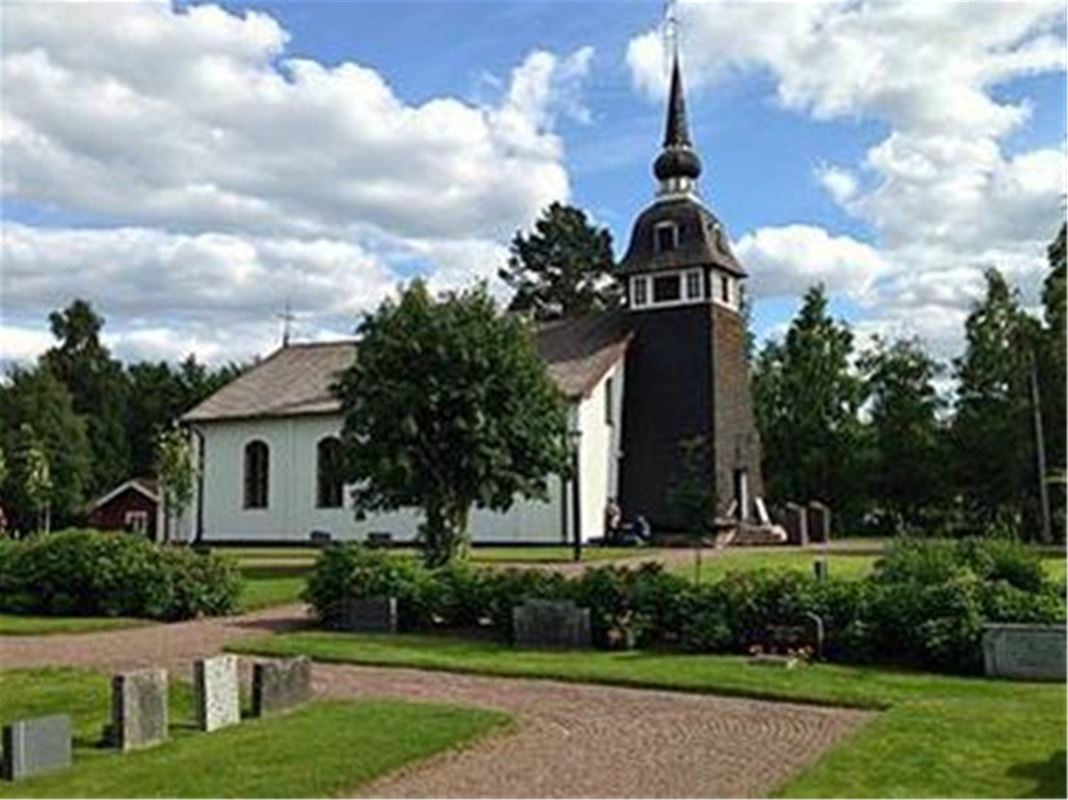 Bingsjö kyrka sommar.
