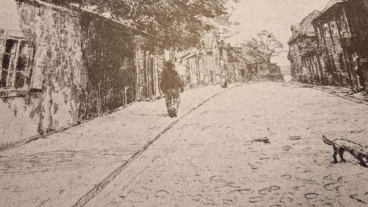 Svartvit tavla på en människa som vandrar ensam på en gata av tegelsten