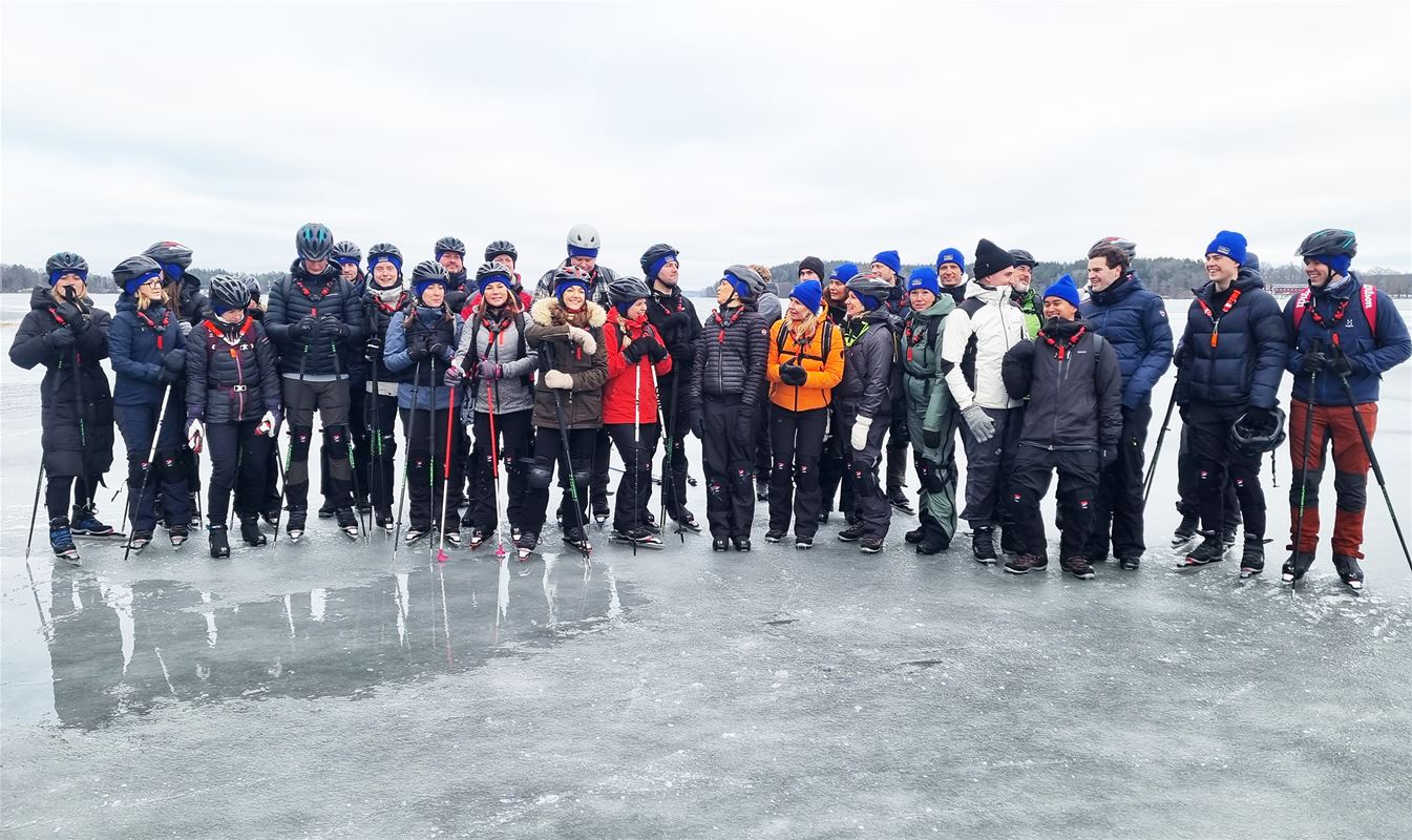 En grupp långfärdsskridskoåkere på isen.