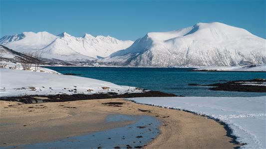 Utsikt over landskapet med sjøen og fjellene