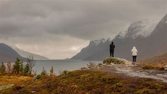 To gjester som nyter utsikten over fjorden