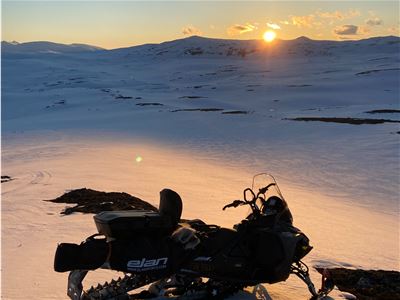 Snøskuter ved solnedgangen