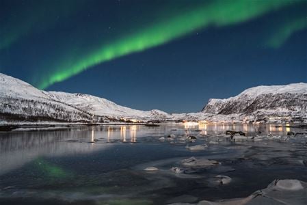 Nordlys over hav og fjell i Tromsøregionen