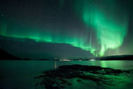 Nordlys over hav i Tromsøregionen