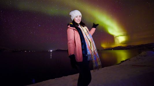 En gjest som tar et bilde med nordlyset ba