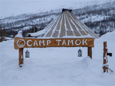 Skiltet med logoen til Camp Tamok