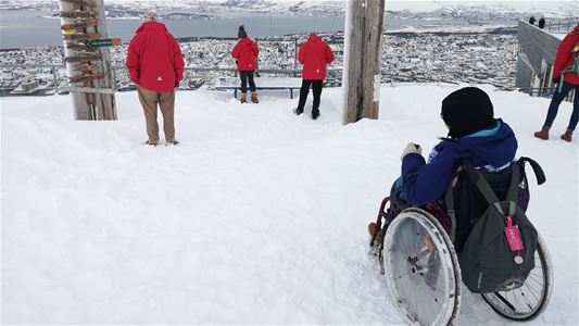 En gjest i rullestol nyter utsikten.