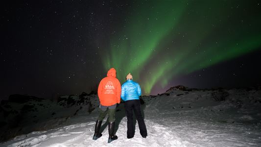 Two guests enjoying the northern lights